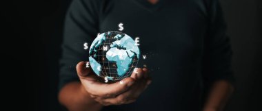 İş dünyasında planlamak için küresel para birimine sahip bir kişi, iş dünyasında çevrimiçi dijital ağ teknolojisinin kullanımı, döviz kuru.