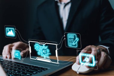 Adam ekranda simge yapay zekasını göstermek için dizüstü bilgisayar ve yazılım kullanıyor. Pazarlamacılar medya video yayınlama içeriği oluşturma ve dijital işlerini büyütmek için çevrimiçi pazarlama stratejilerini eğitir, araştırır, analiz eder..