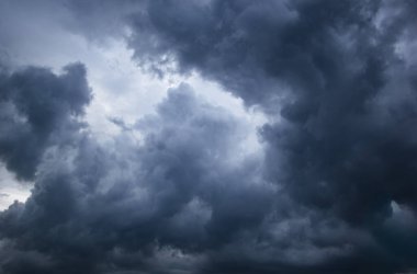 Şiddetli bulutların birleştiği karanlık gökyüzü ve yağmurdan önce şiddetli bir fırtına. Kötü ya da kasvetli hava, gökyüzü ve çevre. karbondioksit emisyonları, sera etkisi, küresel ısınma, iklim değişikliği.