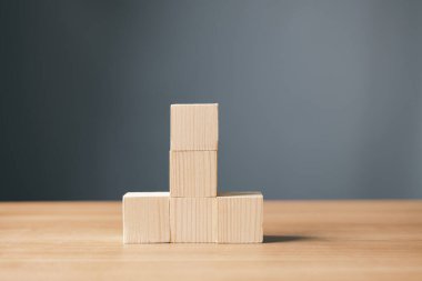 tahta boş beş blok tablo ve gri arkaplan üzerinde metin veya semboller için kopyalama alanı, büyüme başarı süreci için geliştirme kavramı.