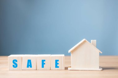 Ahşap blok ve güvenli bir domuz evi, bağış, hayır kurumu, bağış toplama, üst yönetim, yatırım, tasarruf, aile finans planı konsepti evinizi ev sigortası ile koruma fikri..