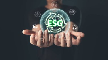 Parlak ESG simgesi çevresel, sosyal ve yönetim ilkelerine olan bağlılığı, sürdürülebilirliği, etik uygulamaları ve dengeli, sorumlu bir gelecek için çevre dostu çözümleri sembolize etmektedir..