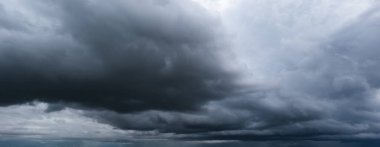 Karanlık gökyüzü yaklaşan bir fırtınanın habercisidir. Doğanın kuvvetlerinin gücünü ve çalkantılı atmosferik koşullar sırasında havadaki dramatik değişimleri gösterir..