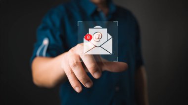 Bulanık bir arka plandaki bir kişi, sekiz bildirimi, okunmamış iletileri, dijital iletişimi ve e- posta uyarılarını sembolize eden bir e-posta zarfının sanal simgesi ile etkileşir.
