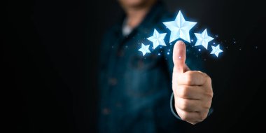 Muhteşem bir deneyim. Beş parlayan yıldız, en üst düzey kalite, hizmet ve müşteri memnuniyetini temsil eden bir jestin üzerinde parlıyor..