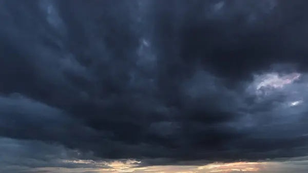 Girdap gibi bulutlarla dolu karanlık gökyüzü yaklaşan bir fırtınayı işaret ediyor. Havadaki dramatik değişimleri ve doğanın muazzam gücünü vurguluyor..