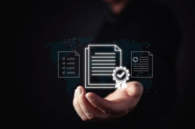 İş adamı parlayan dijital sertifika simgesini doğrulama işaretli sunuyor, orijinalliği, şeffaflığı ve liderliği sembolize ediyor. Gelecekteki arayüz dijital belge güvenliğini vurguluyor.