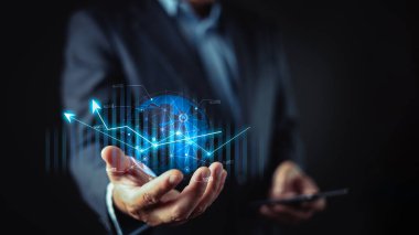 E-iş dünyasında planlamak için küresel ve grafik hisseleri olan bir kişi, iş dünyasında çevrimiçi dijital ağ teknolojisinin kullanılması, ticaretin satın alınması ve satılması çevrimiçi dijital pazarda