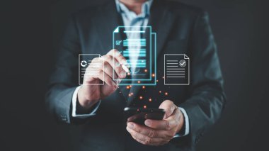 Bir işadamı dijital bir belgeyi tamamlamak için stil ve akıllı telefon kullanır. Modern imzalama süreçlerini ve sanal evrak işlemlerini temsil eden e-imzalı bir belge..
