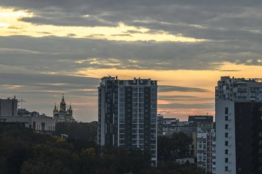 30 Eylül 2022 'de Ukrayna' nın Kharkiv kentinin merkezinde gün doğumu. Yüksek kalite fotoğraf