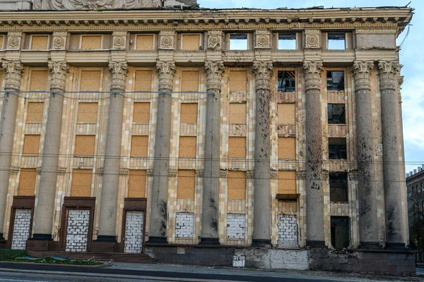 Fațada Deteriorată Clădirii Administrației Stat Regiunii Harkov După Rachetele Rusești — Fotografie, imagine de stoc
