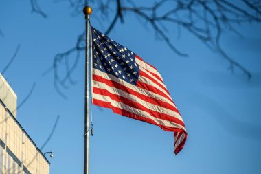 Amerika Birleşik Devletleri bayrağı Ukrayna 'nın başkenti Kyiv' deki elçiliğin önünde bir bayrak direğinde dalgalanıyor. Şubat 2023. Yüksek kalite fotoğraf