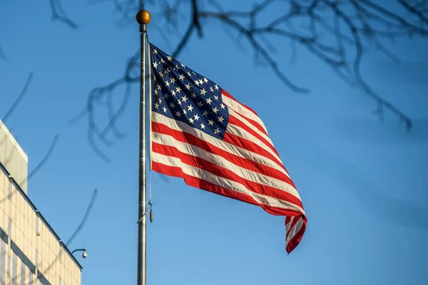 Vlajka Spojených Států Amerických Vlaje Stožáru Před Velvyslanectvím Kyjevě Ukrajině — Stock fotografie