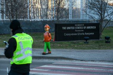 Ukrayna, Kyiv, Ukrayna 'daki ABD Büyükelçiliği binası yakınlarındaki polis memurları, Şubat 2023. Yüksek kalite fotoğraf