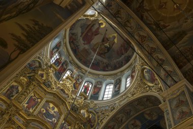 Ukrayna 'nın başkenti Kyiv' de bulunan Pechersk Lavra 'daki Kutsal Dormition Katedrali' nin duvarlarında muhteşem dekore edilmiş altın sunaklar ve freskler var. Yüksek kalite fotoğraf