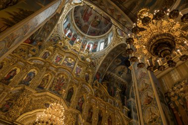Ukrayna 'nın başkenti Kyiv' de bulunan Pechersk Lavra 'daki Kutsal Dormition Katedrali' nin duvarlarında muhteşem dekore edilmiş altın sunaklar ve freskler var. Yüksek kalite fotoğraf