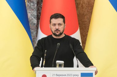 Ukrayna Cumhurbaşkanı Volodymyr Zelenskyy, Ukrayna 'ya düzenlenen saldırı sonrasında 21 Mart 2023 tarihinde Ukrayna' nın Kyiv kentinde bir basın toplantısı düzenliyor. Yüksek kalite fotoğraf