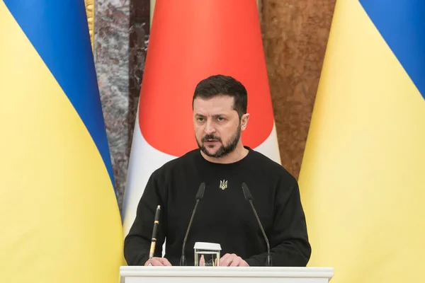 Ukrayna Cumhurbaşkanı Volodymyr Zelenskyy, Ukrayna 'ya düzenlenen saldırı sonrasında 21 Mart 2023 tarihinde Ukrayna' nın Kyiv kentinde bir basın toplantısı düzenliyor. Yüksek kalite fotoğraf