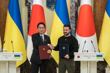 Ukrayna Cumhurbaşkanı Volodymyr Zelenskyy ve Japonya Başbakanı Fumio Kishida, Ukrayna 'nın başkenti Kyiv' de 21 Mart 2023 'te bir basın toplantısı düzenliyorlar. Yüksek kalite fotoğraf