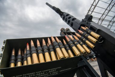 Mobil hava savunma grubunun bir üyesi 1 Nisan 2023 'te Ukrayna' nın Hostomel kasabasında bir kamyonetin tepesinde bir M2 Browning makineli tüfeğini kontrol ediyor. Yüksek kalite fotoğraf