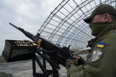 Mobil hava savunma grubunun bir üyesi 1 Nisan 2023 'te Ukrayna' nın Hostomel kasabasında bir kamyonetin tepesinde bir M2 Browning makineli tüfeğini kontrol ediyor. Yüksek kalite fotoğraf