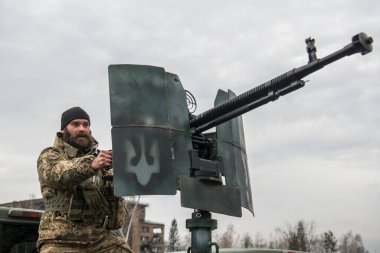 Mobil hava savunma grubunun bir üyesi 1 Nisan 2023 'te Ukrayna' nın Hostomel kasabasında bir kamyonetin tepesinde bir DShK makineli tüfeğini kontrol ediyor. Yüksek kalite fotoğraf