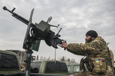 Mobil hava savunma grubunun bir üyesi 1 Nisan 2023 'te Ukrayna' nın Hostomel kasabasında bir kamyonetin tepesinde bir DShK makineli tüfeğini kontrol ediyor. Yüksek kalite fotoğraf