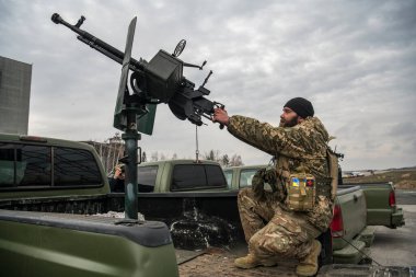 Mobil hava savunma grubunun bir üyesi 1 Nisan 2023 'te Ukrayna' nın Hostomel kasabasında bir kamyonetin tepesinde bir DShK makineli tüfeğini kontrol ediyor. Yüksek kalite fotoğraf