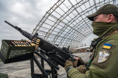Mobil hava savunma grubunun bir üyesi 1 Nisan 2023 'te Ukrayna' nın Hostomel kasabasında bir kamyonetin tepesinde bir M2 Browning makineli tüfeğini kontrol ediyor. Yüksek kalite fotoğraf