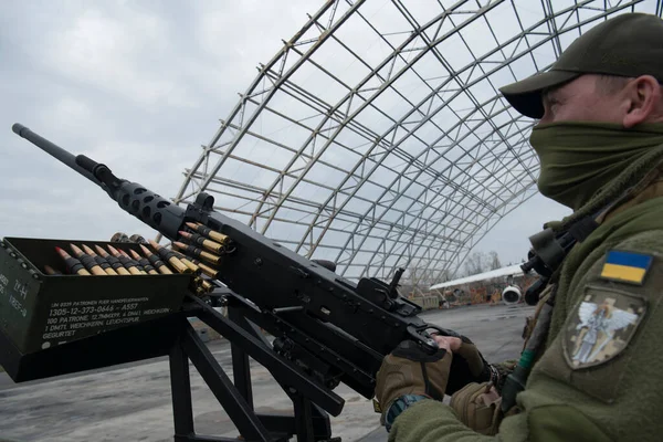 2023年4月1日 流动防空小组成员在乌克兰胡斯泰尔镇检查一辆皮卡顶部的M2勃朗宁机枪 高质量的照片 — 图库照片