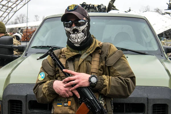 Ουκρανός Στρατιωτικός Μέλος Της Ομάδας Κινητής Αεράμυνας Στο Αεροδρόμιο Hostomel — Φωτογραφία Αρχείου