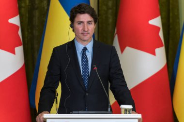 Kanada Başbakanı Justin Trudeau Ukrayna 'ya yapılan saldırı sırasında 10 Haziran 2023 tarihinde Ukrayna' nın Kyiv kentinde bir basın toplantısı düzenliyor. Yüksek kalite fotoğraf