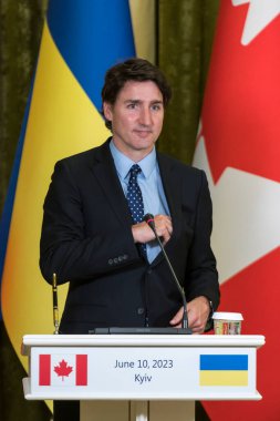 Kanada Başbakanı Justin Trudeau Ukrayna 'ya yapılan saldırı sırasında 10 Haziran 2023 tarihinde Ukrayna' nın Kyiv kentinde bir basın toplantısı düzenliyor. Yüksek kalite fotoğraf