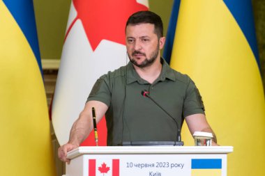 Ukrayna Cumhurbaşkanı Volodymyr Zelenskyy, Ukrayna 'ya düzenlenen saldırı sonrasında 10 Haziran 2023 tarihinde Ukrayna' nın Kyiv kentinde bir basın toplantısı düzenliyor. Yüksek kalite fotoğraf