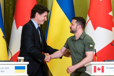 Kanada Başbakanı Justin Trudeau ve Ukrayna Cumhurbaşkanı Volodymyr Zelenskyy 10 Haziran 2023 'te Ukrayna' nın başkenti Kyiv 'de düzenlenen basın toplantısında, Rusya' nın Ukrayna 'ya saldırması üzerine. Yüksek kalite fotoğraf