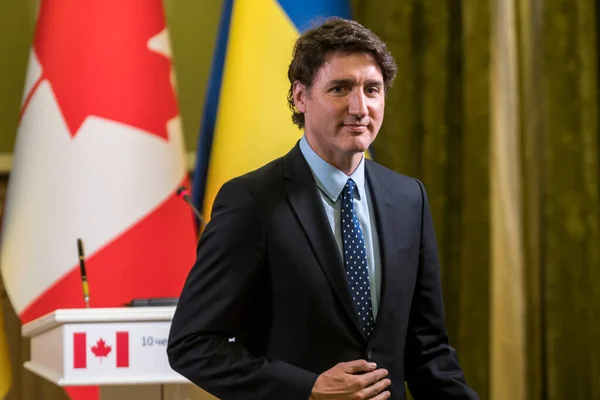 Kanada Başbakanı Justin Trudeau ve Ukrayna Cumhurbaşkanı Volodymyr Zelenskyy 10 Haziran 2023 'te Ukrayna' nın başkenti Kyiv 'de düzenlenen basın toplantısında, Rusya' nın Ukrayna 'ya saldırması üzerine. Yüksek kalite fotoğraf