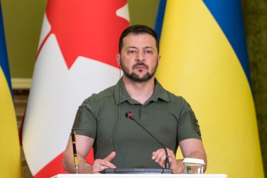 Ukrayna Cumhurbaşkanı Volodymyr Zelenskyy, Ukrayna 'ya düzenlenen saldırı sonrasında 10 Haziran 2023 tarihinde Ukrayna' nın Kyiv kentinde bir basın toplantısı düzenliyor. Yüksek kalite fotoğraf