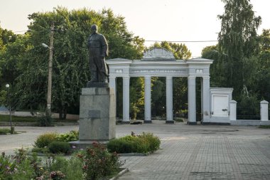 Ukrayna 'nın Berdychiv kentindeki parkın girişindeki Taras Shevchenko anıtı, Temmuz 2023. Yüksek kalite fotoğraf