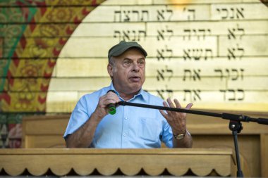 İsrailli politikacı ve Babyn Yar Soykırım Anıt Merkezi yönetim kurulu başkanı Natan Sharansky, 7 Eylül 2023 'te Ukrayna' nın başkenti Kyiv 'deki Babyn Yar' daki Sinagog Yansıma Mekanı 'nda konuşma yaptı.