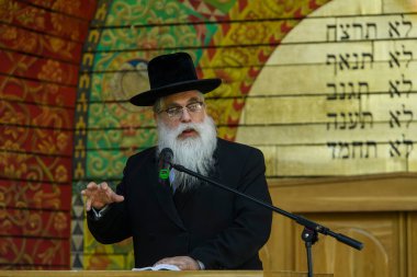 Podil Sinagogu Baş Hahamı Yaakov Dov Bleich 7 Eylül 2023 'te Ukrayna' nın başkenti Kyiv 'deki Babyn Yar' daki Sinagog Yansıma Mekanı 'nda konuşma yaptı. Yüksek kalite fotoğraf