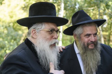 Podil Sinagogu Baş Hahamı Yaakov Dov Bleich ve Ukrayna Baş Hahamı Moshe Reuven Azman 7 Eylül 2023 'te Ukrayna' nın başkenti Kyiv 'de Babyn Yar' da Sinagog Yansıması için. Yüksek kalite fotoğraf
