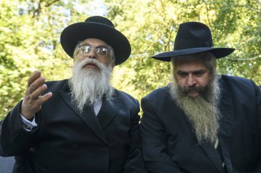 Podil Sinagogu Baş Hahamı Yaakov Dov Bleich ve Ukrayna Baş Hahamı Moshe Reuven Azman 7 Eylül 2023 'te Ukrayna' nın başkenti Kyiv 'de Babyn Yar' da Sinagog Yansıması için. Yüksek kalite fotoğraf