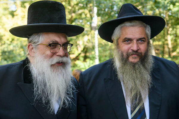 Главный раввин Подольской синагоги Яков Дов Блайх и главный раввин Украины Моше Реувен Азман на месте синагоги для размышлений в Бабьем Яре в Киеве, Украина, 7 сентября 2023 года. Высокое качество фото