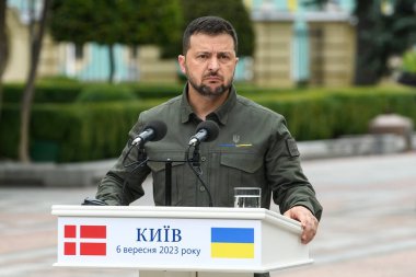 Ukrayna Başbakanı Volodymyr Zelenskiy, Danimarka Başbakanı Mette Frederiksen ile Ukrayna 'nın başkenti Kyiv' de düzenlediği ortak basın toplantısında. Yüksek kalite fotoğraf