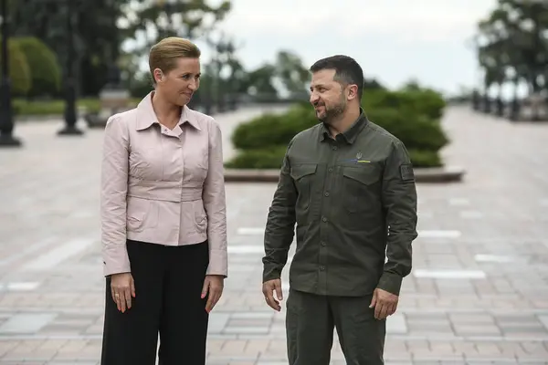 Ukrayna Cumhurbaşkanı Volodymyr Zelenskiy ve Danimarka Başbakanı Mette Frederiksen, Ukrayna 'nın başkenti Kyiv' de düzenlenen ortak basın toplantısına katıldılar. Yüksek kalite fotoğraf