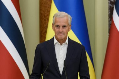 Norveç Başbakanı Jonas Gahr Store Ukrayna Cumhurbaşkanı Volodymyr Zelenskiy ile 24 Ağustos 2023 'te Ukrayna' nın başkenti Kyiv 'de düzenlediği ortak basın toplantısında. Yüksek kalite fotoğraf