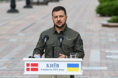 Ukrayna Başbakanı Volodymyr Zelenskiy, Danimarka Başbakanı Mette Frederiksen ile Ukrayna 'nın başkenti Kyiv' de düzenlediği ortak basın toplantısında. Yüksek kalite fotoğraf