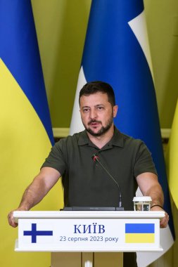Ukrayna Cumhurbaşkanı Volodymyr Zelenskiy, Finlandiya Başbakanı Antti Petteri Orpo ile 23 Ağustos 2023 'te Kyiv, Ukrayna' da düzenlediği ortak basın toplantısında. Yüksek kalite fotoğraf