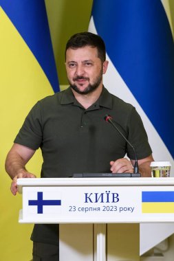 Ukrayna Cumhurbaşkanı Volodymyr Zelenskiy, Finlandiya Başbakanı Antti Petteri Orpo ile 23 Ağustos 2023 'te Kyiv, Ukrayna' da düzenlediği ortak basın toplantısında. Yüksek kalite fotoğraf