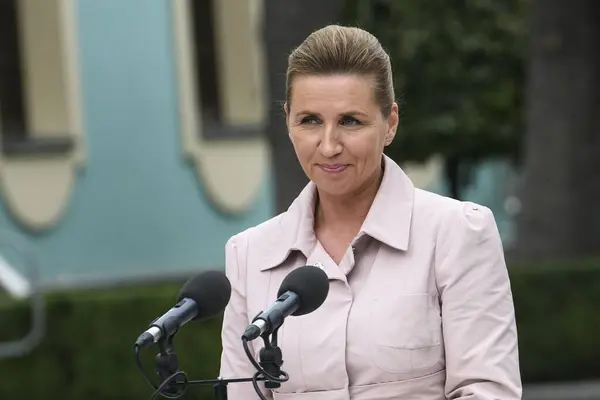 Danimarka Başbakanı Mette Frederiksen Ukrayna Cumhurbaşkanı Volodymyr Zelenskiy ile Ukrayna 'nın başkenti Kyiv' de düzenlediği ortak basın toplantısında. Yüksek kalite fotoğraf